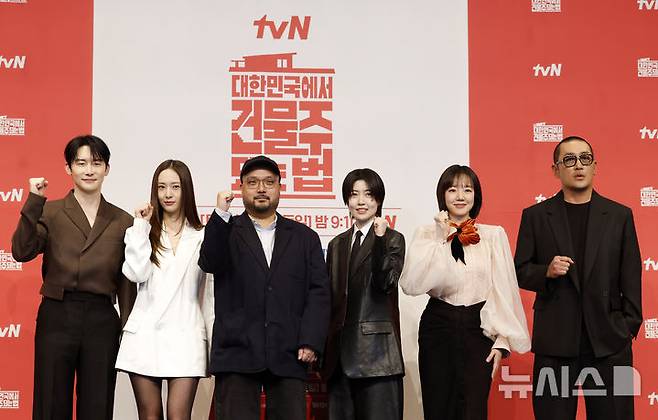 [서울=뉴시스] 김혜진 기자 = 배우 김준한(왼쪽부터), 정수정, 임필성 감독, 심은경, 임수정, 하정우가 9일 오후 서울 구로구 더링크 호텔에서 열린  tvN 새 토일드라마 '대한민국에서 건물주 되는 법' 제작발표회에서 포즈를 취하고 있다. 2026.03.09. jini@newsis.com