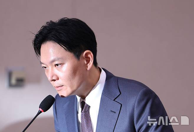 [서울=뉴시스] 김명년 기자 = '쌍방울 대북송금 사건'을 수사한 박상용 검사(사법연수원 38기)가 9일 임은정 서울동부지검장을 명예훼손죄로 고소했다고 밝혔다. 사진은 지난해 10월 14일 서울 여의도 국회 법제사법위원회에서 열린 국정감사에서 박 검사가 질문에 답하는 모습. 2026.03.09. kmn@newsis.com