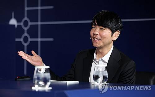 바둑모델 시연하는 이세돌 (서울=연합뉴스) 박동주 기자 = 바둑기사 이세돌 9단이 9일 서울 종로구 포시즌스호텔에서 AI 스타트업 인핸스가 주최한 '에이전틱 AI 상용화 글로벌 캠페인'에 참석, 에이전틱 AI로 제작한 바둑모델을 시연하고 있다. 2026.3.9 [공동취재] pdj6635@yna.co.kr