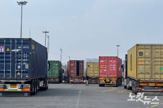 9일 오전 경기도 의왕시 내륙컨테이너기지(ICD) 제1터미널에 화물차가 정차한 모습. 김수진 기자