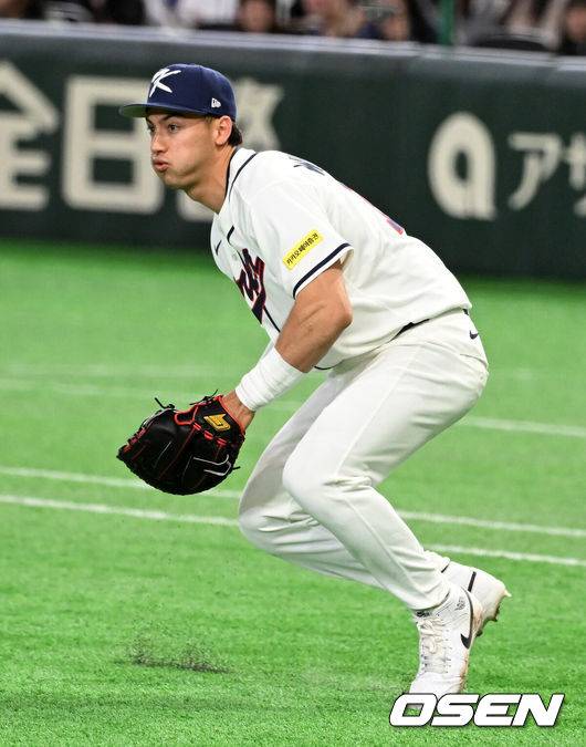 [OSEN=도쿄(일본), 손용호 기자] 8일 일본 도쿄돔에서 2026 월드베이스볼클래식(WBC) 1라운드 C조 조별리그 대한민국과 대만의 경기가&nbsp;열렸다.한국은 전날(7일) 일본과의 경기에서 6-8로 석패했다. 앞서 체코전을 11-4로 잡았던 한국은 1승1패를 마크하게 됐고, 남은 대만전과 호주전에 사활을 걸어야 한다.연장 10회초 무사 2루에서 한국 위트컴이 대만 린자정의 보내기 번트에 3루로 송구하고 있다. 2루주자 천제셴은 3루에서 세이프. 2026.03.08&nbsp;/spjj@osen.co.kr