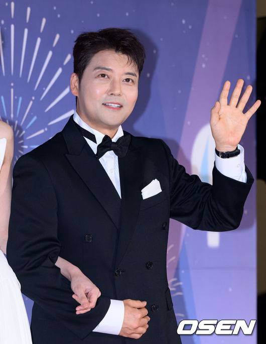 [OSEN=이대선 기자] 29일 오후 서울 마포구 MBC 미디어센터 공개홀에서 ‘2025 MBC 방송연예대상’ 레드카펫 행사가 열렸다.올해 MBC 방송연예대상 주인공은 유재석, 전현무, 기안84로 압축된다.MBC 방송연예대상은 29일 오후 8시 50분 MBC에서 생중계된다. 전현무가 레드카펫을 밟고 있다. 2025.12.29 /sunday@osen.co.kr