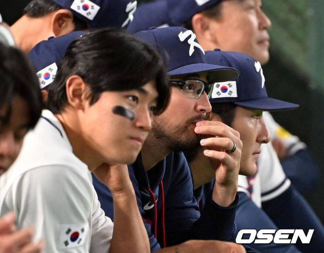 [OSEN=도쿄(일본), 손용호 기자] 5일 일본 도쿄돔에서 월드베이스볼클래식(WBC) 조별리그 C조 한국과 체코의 경기가&nbsp;열렸다.한국은 소형준, 체코는 다니엘 파디샥을 선발투수로 내세웠다.2006년 4강, 2009년 준우승을 차지한 경험이 있는 한국은 이후 3개 대회(2013년, 2017년, 2023년)에서 모두 8강 토너먼트 진출에 실패했다. 이번 대회에서는 17년 만에 본선 토너먼트 진출을 노린다.한국 데인 더닝이 더그아웃에서 경기를 바라보고 있다. 2026.03.05&nbsp;/spjj@osen.co.kr