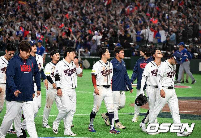 [OSEN=도쿄(일본), 손용호 기자] 한국 대표팀이 연장 접전 끝에 다시 한 번 대만에 패했다. 경기를 마치고 한국 선수들이 패배를 아쉬워하고 있다. 2026.03.08&nbsp;/spjj@osen.co.kr