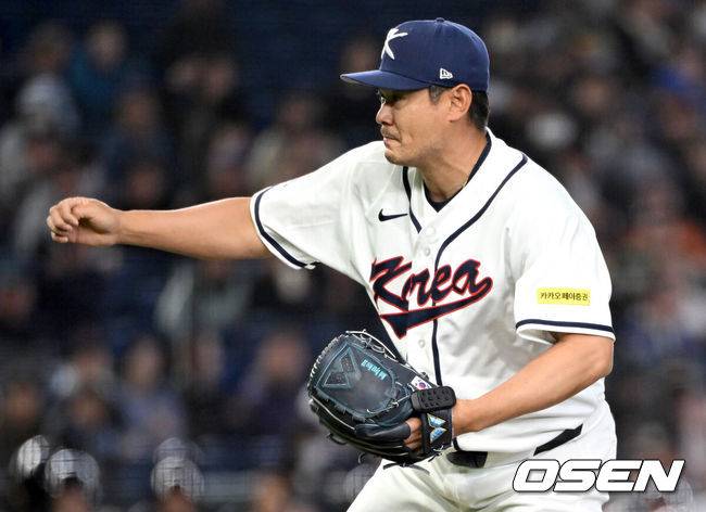 [OSEN=도쿄(일본), 손용호 기자] 5일 일본 도쿄돔에서 월드베이스볼클래식(WBC) 조별리그 C조 한국과 체코의 경기가&nbsp;열렸다.한국은 소형준, 체코는 다니엘 파디샥을 선발투수로 내세웠다.2006년 4강, 2009년 준우승을 차지한 경험이 있는 한국은 이후 3개 대회(2013년, 2017년, 2023년)에서 모두 8강 토너먼트 진출에 실패했다. 이번 대회에서는 17년 만에 본선 토너먼트 진출을 노린다.4회초 무사에서 한국 노경은이 역투하고 있다. 2026.03.05&nbsp;/spjj@osen.co.kr