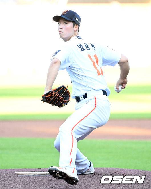 [OSEN=대전, 이대선 기자] 9일 오후 대전 한화생명볼파크에서 2025 신한 SOL Bank KBO리그 한화 이글스와 KIA 타이거즈의 경기가 열렸다.한화는 문동주, KIA는 양현종 선발로 내세웠다.1회초 무사에서 한화 선발투수 엄상백이 역투하고 있다. 2025.07.08 /sunday@osen.co.kr