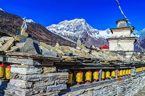 사마가온 입구의 긴 마니스톤과 탑.