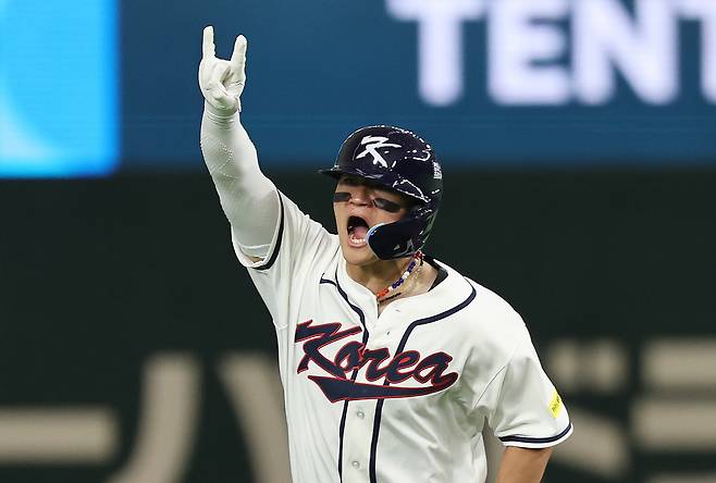 (도쿄=뉴스1) 구윤성 기자 = 8일 일본 도쿄돔에서 열린 2026 월드베이스볼클래식 조별리그 C조 대한민국과 대만의 경기. 대한민국 김도영이 6회말 1사 1루때 역전 투런홈런을 친 뒤 그라운드를 돌고 있다. 2026.3.8/뉴스1