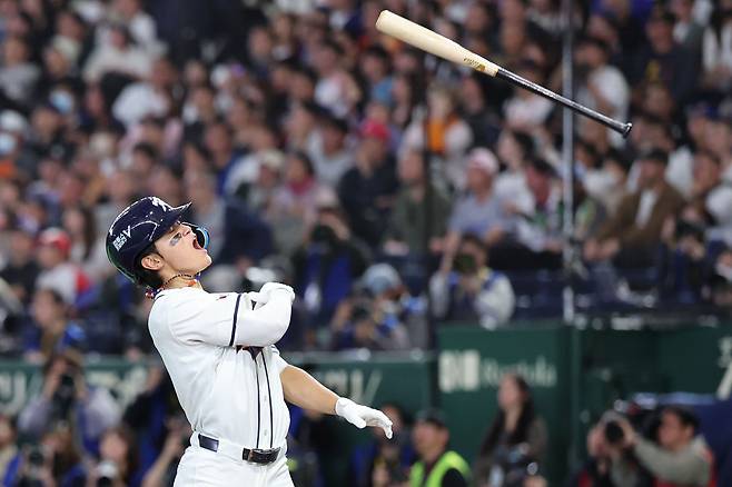 [도쿄=뉴시스] 권창회 기자 = 8일 일본 도쿄돔에서 열린 2026 WBC 조별리그 C조 3차전 한국과 대만의 경기, 6회말 1사 1루 한국 김도영이 2점 홈런을 친 뒤 포효하고 있다. 2026.03.08. kch0523@newsis.com