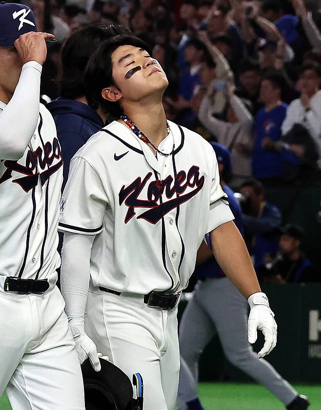 (도쿄=뉴스1) 구윤성 기자 = 8일 일본 도쿄돔에서 열린 2026 WBC 조별리그 C조 3차전 대한민국과 대만의 경기. 연장 10회말 4-5로 패한 한국의 김도영이 아쉬움을 삼키며 그라운드를 나서고 있다. 2026.3.8/뉴스1