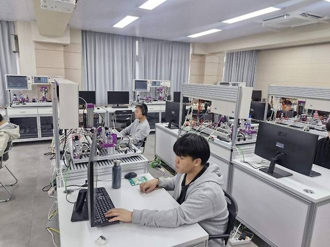 상주시가 교육발전특구 사업의 하나로 마련한 이차전지 인력 양성 프로그램 참가자들이 교육을 받고 있다.  상주시 제공