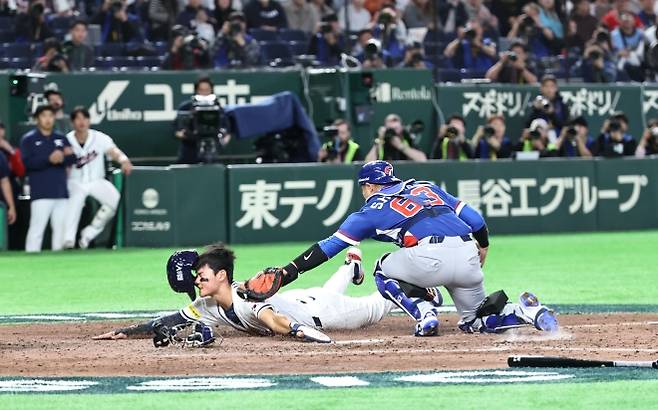 10회 말 홈 태그아웃… 추가 득점 놓쳤다 - 일본 도쿄돔에서 8일 열린 2026 WBC 조별리그 3차전에서 연장 10회 말 3루 주자 김주원이 홈에서 태그아웃되고 있다. 동점 기회를 놓친 한국은 추가 득점에 실패하며 대만에 4-5로 패했다. 도쿄 연합뉴스
