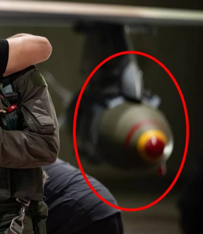 F-16C/D 바라크 전투기 날개 아래에 특이한 표식이 있는 2000파운드(약 907㎏) 급 GBU-31 시리즈 JDAM(합동정밀직격탄) 두 발이 장착된 모습. 이스라엘군 엑스 캡처