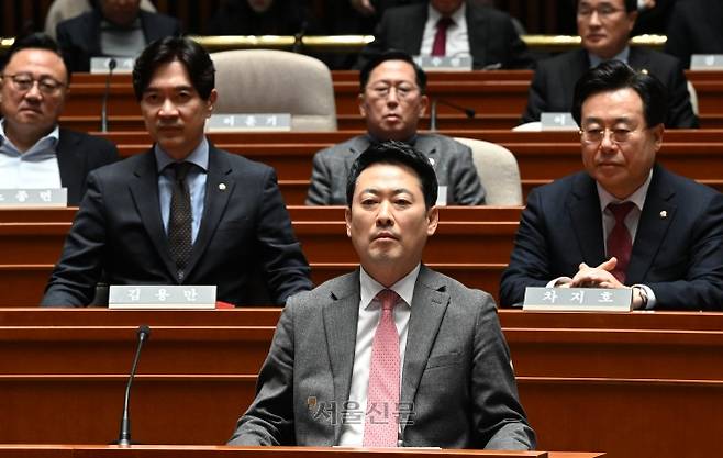 장동혁 국민의힘 대표가 9일 국회에서 열린 의원총회에 참석해 송언석 원내대표 발언을 듣고 있다. 홍윤기 기자