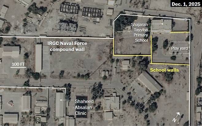 이란 남부 미나브의 샤자라 타이예바 초등학교와 인접한 이란 혁명수비대(IRGC) 해군 시설을 보여주는 위성사진. 학교 운동장과 군사시설 경계가 가까운 위치에 있는 구조를 확인할 수 있다. Vantor 제공