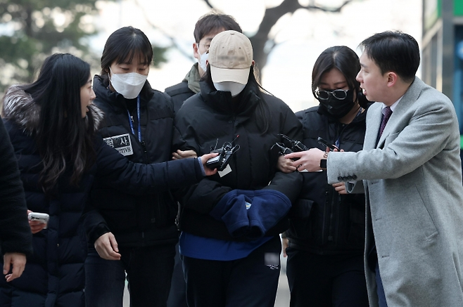 강북구 수유동 모텔에서 약물이 든 음료를 건네 타인을 숨지게 한 피의자 김소영(20)이 12일 오전 서울 도봉구 북부지방법원에서 열린 영장실질심사(구속 전 피의자 심문)에 출석하고 있다. 2026.2.12. 뉴스1