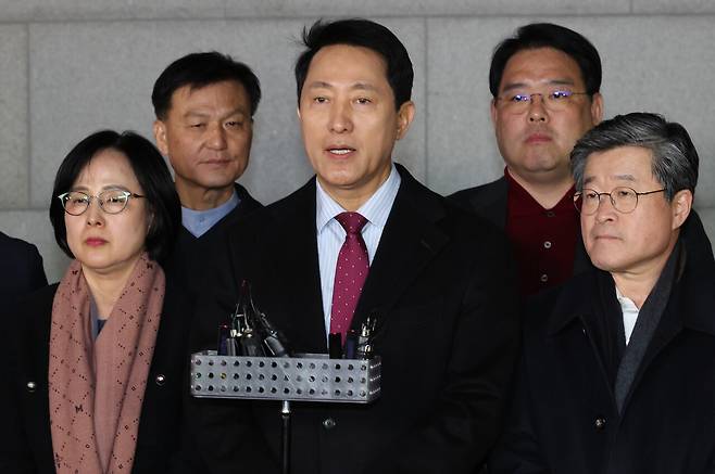 국민의힘이 당 노선을 논의하는 긴급 의원총회를 열어 '윤 어게인' 반대 등의 내용을 담은 결의문을 채택한 3월9일 오세훈 서울시장이 서울 중구 한 식당을 나서며 입장을 밝히고 있다. ⓒ연합뉴스