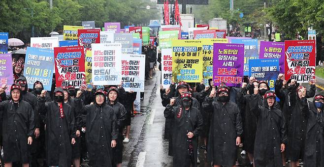 2024년 7월8일 경기도 화성시 삼성전자 화성사업장 앞에서 열린 전국삼성전자노동조합 총파업 결의대회에서 조합원들이 구호를 외치고 있다. ⓒ연합뉴스