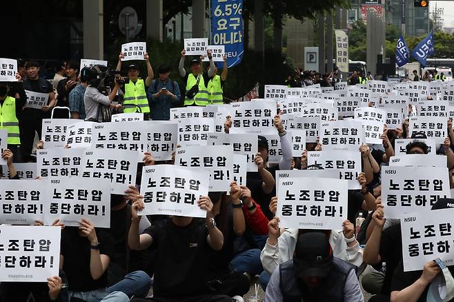 2024년 5월 전국삼성전자노조 조합원들이 서울 서초구 삼성전자 서초사옥 앞에서 문화행사를 갖고 임금 협상 및 임금 인상안 재논의 등을 요구하고 있다. ⓒ시사저널 임준선