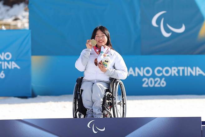 김윤지가 8일(한국시간) 이탈리아 테세로 크로스컨트리스타디움서 열린 2026밀라노·코르티나담페초동계패럴림픽 바이애슬론 여자 개인 좌식 12.5㎞서 우승한 뒤 시상대에 올라 기쁨을 만끽하고 있다. 사진제공|대한장애인체육회