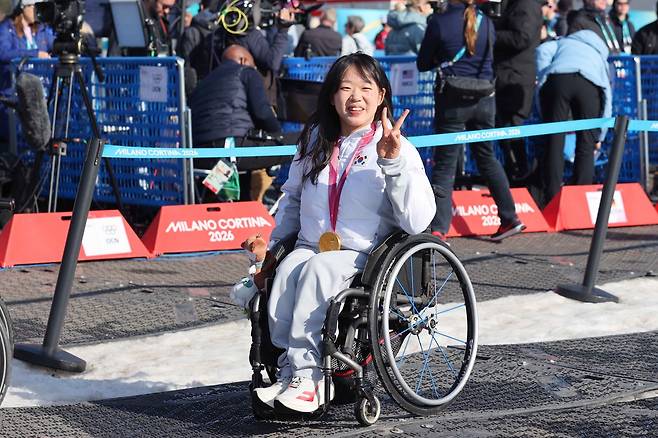 김윤지가 8일(한국시간) 이탈리아 테세로 크로스컨트리스타디움서 열린 2026밀라노·코르티나담페초동계패럴림픽 바이애슬론 여자 개인 좌식 12.5㎞서 우승한 뒤 세리머니를 하고 있다. 사진제공|대한장애인체육회