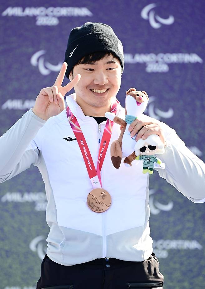 이제혁이 8일 패럴림픽 동메달을 걸고 활짝 웃고 있다. 코르티나담페초 | 공동취재단
