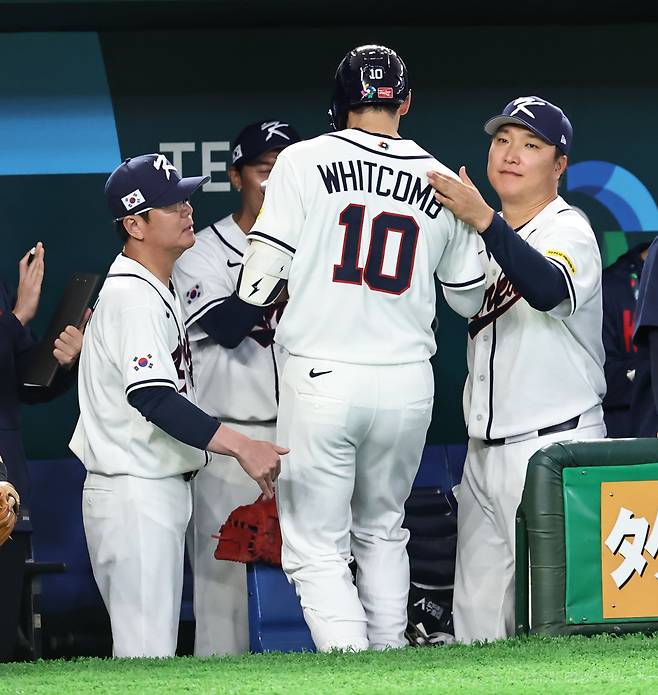야구대표팀 위트컴이 8일 WBC 대만전 5회말 무사 1·3루에서 병살타를 치고 들어오자 코칭스태프가 격려하고 있다. 연합뉴스