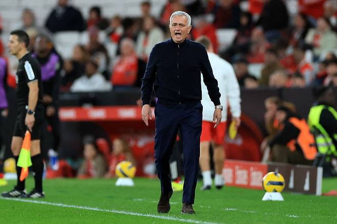 벤피카 모리뉴 감독이 9일 포르투전에서 선수들을 독려하고 있다. AFP연합뉴스