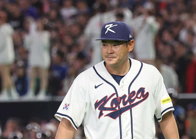 WBC 대표팀이 8일 대만전 10회 등판해 실점 위기를 막고 더그아웃으로 향하고 있다. 연합뉴스
