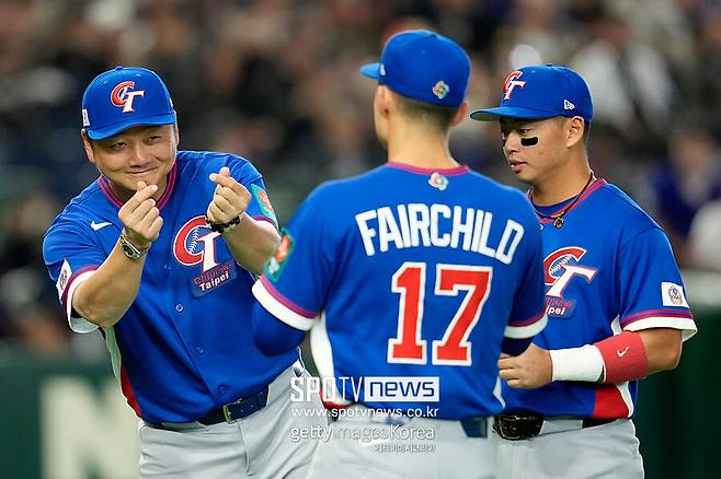 ▲ 대만 정하오쥐 감독이 스튜어트 페어차일드에게 손하트를 날리고 있다.