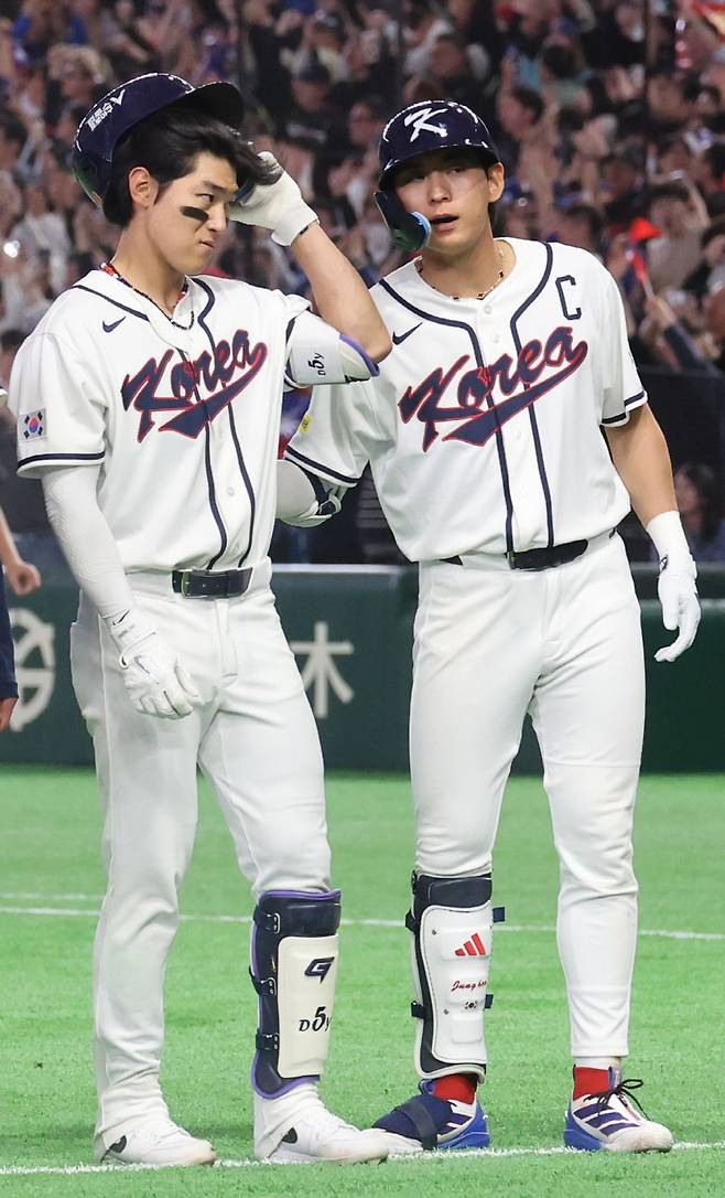 ▲ 김도영이 아쉬워하자 이정후가 위로하고 있다. ⓒ연합뉴스