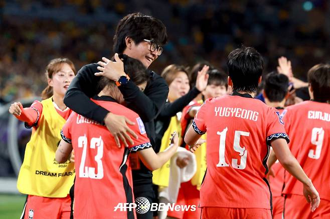 신상우 여자축구대표팀 감독이 8일 호주 시드니에서 열린 호주와의 2026 AFC 여자 아시안컵 조별리그 최종전에서 골을 넣은 강채림을 안아주며 축하하고 있다. /AFPBBNews=뉴스1