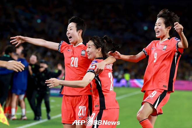 김혜리(왼쪽부터) 강채림, 문은주 등 대한민국 여자 축구대표팀 선수들이 8일 호주 시드니에서 열린 호주와의 2026 AFC 여자 아시안컵 조별리그 최종전에서 기뻐하고 있다. /AFPBBNews=뉴스1