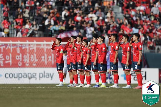 8일 전북 현대전 득점 이후 거수경례 세리머니를 하고 있는 김천 상무 선수들. /사진=한국프로축구연맹 제공