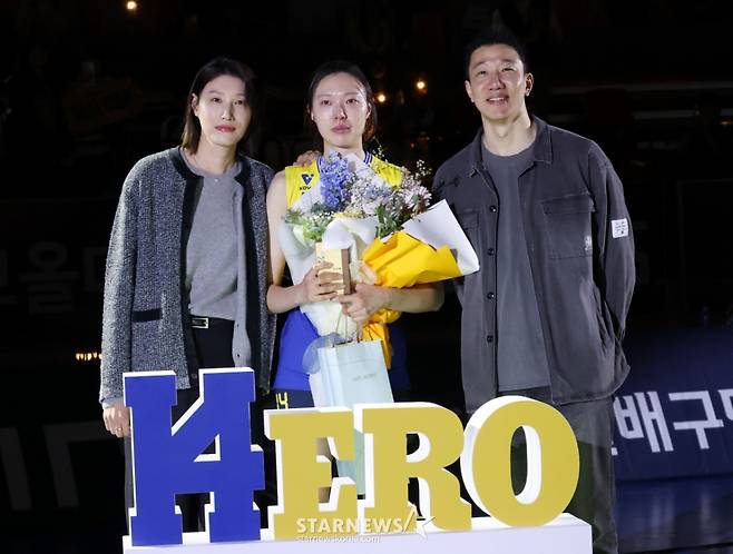 현대건설 원클럽우먼 양효진의 은퇴식이 8일 경기도 수원체육관에서 열렸다.   2025-2026 V-리그 여자부 현대건설 대 페퍼저축은행 경기 후 열린 은퇴식에서 양효진이 절친 김연경과 한국전력 신영석으로부터 꽃다발과 감사패를 받은 후 기념촬영을 하고 있다. /사진=김진경 대기자