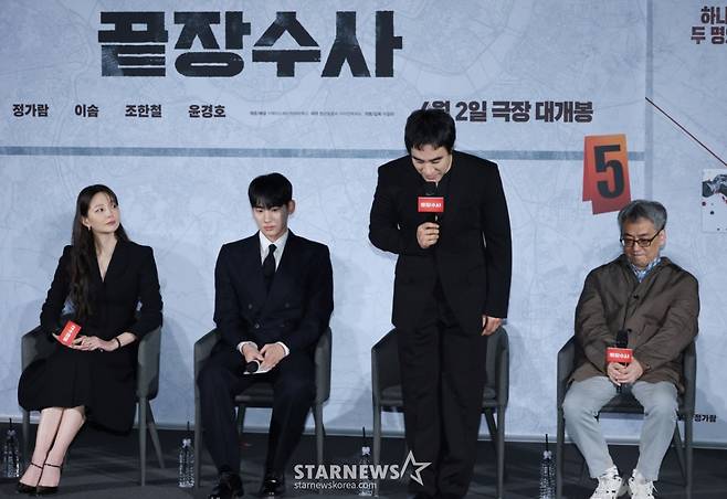 배우 배성우가 9일 오전 서울 CGV용산아이파크몰에서 진행된 영화 '끝장수사'(감독 박철환) 제작발표회에 참석해 지난 음주운전에 대해 고개 숙여 사과하고 있다.  두 명의 용의자가 얽힌 살인사건의 진범을 잡기 위해, 촌구석으로 좌천된 형사 재혁이 신입형사 중호와 서울로 끝장수사를 떠나면서 벌어지는 이야기 '끝장수사'는 내달 2일 개봉한다. /2026.03.09 /사진=이동훈 photoguy@