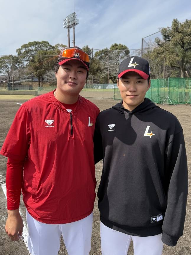 SSG 스프링캠프 MVP를 수상한 내야수 고명준(왼쪽)과 투수 최민준. /사진=SSG 랜더스 제공