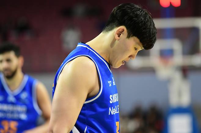고개 숙인 서울 삼성 최현민. /사진=KBL 제공