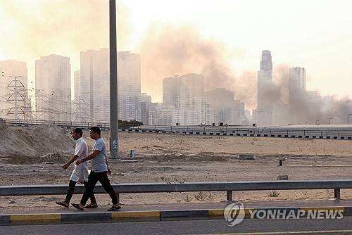 아랍에미리트에서 치솟는 연기 (로이터=연합뉴스)