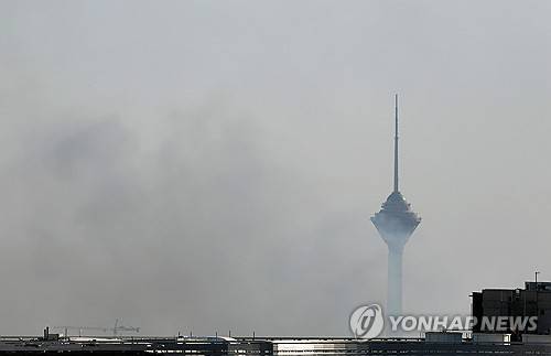 연기가 치솟는 이란 테헤란 (EPA=연합뉴스)