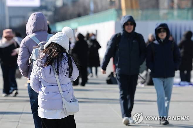 주말 추위에 움츠러든 시민들 (서울=연합뉴스) 서대연 기자 = 아침 기온이 큰 폭으로 떨어지며 전국 대부분 지역이 영하권에 든 7일 서울 종로구 광화문광장에서 외투와 모자를 착용한 시민들이 이동하고 있다. 2026.3.7 dwise@yna.co.kr