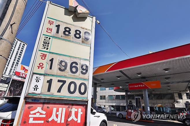 기름값 상승세 전날보다 다소 둔화 (서울=연합뉴스) 진연수 기자 = 유가 급등으로 정부가 최고가격 지정을 검토하는 가운데 전국 주유소 기름값이 다소 완만해지는 모습이다. 8일 한국석유공사 유가정보시스템 오피넷에 따르면 이날 오전 9시 기준 전국 주유소 평균 휘발유 가격은 ℓ당 1천893.3원으로 전날보다 3.9원 올랐다. 경유 가격은 1천915.4원으로 4.8원 상승했다.
사진은 이날 서울 시내 한 주유소 모습. 2026.3.8 jin90@yna.co.kr
