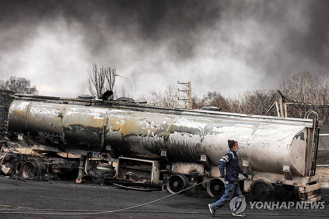 이스라엘 군 공습에 파괴된 유조차  [AFP 연합뉴스 자료사진. 재판매 및 DB 금지]