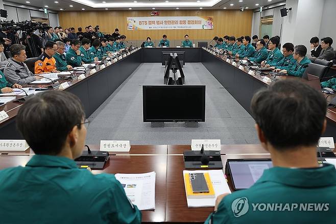 BTS 컴백 행사 안전관리 합동 점검회의 (서울=연합뉴스) 박동주 기자 = 오세훈 서울시장이 9일 서울시청에서 열린 BTS 컴백 행사 안전관리 합동 점검회의에서 발언하고 있다. 2026.3.9 pdj6635@yna.co.kr