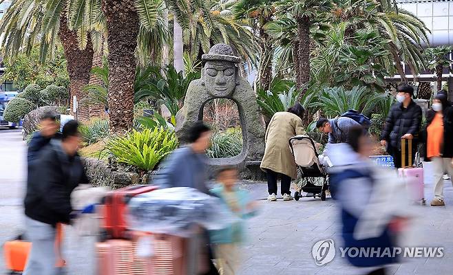 관광객 오가는 제주국제공항 [연합뉴스 자료사진]