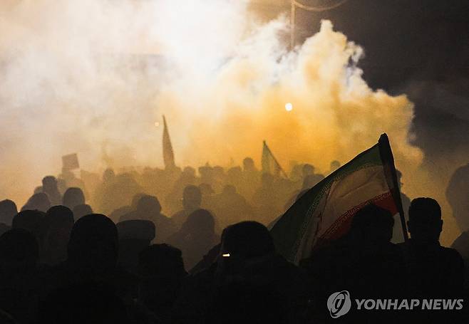 이라크 바그다드에서 최루탄 연기 속에서도 현지 미국 대사관 접근을 시도하는 친이란 시위대의 모습 [로이터 연합뉴스 자료사진. 재판매 및 DB 금지]