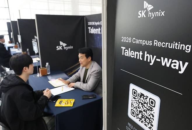 채용 상담하는 학생들 [촬영 박건영]