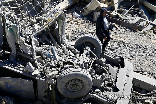 이스라엘 공습으로 파괴된 건물 잔해 사이를 걷고 있는 한 레바논 남성 [EPA=연합뉴스. 재판매 및 DB 금지]