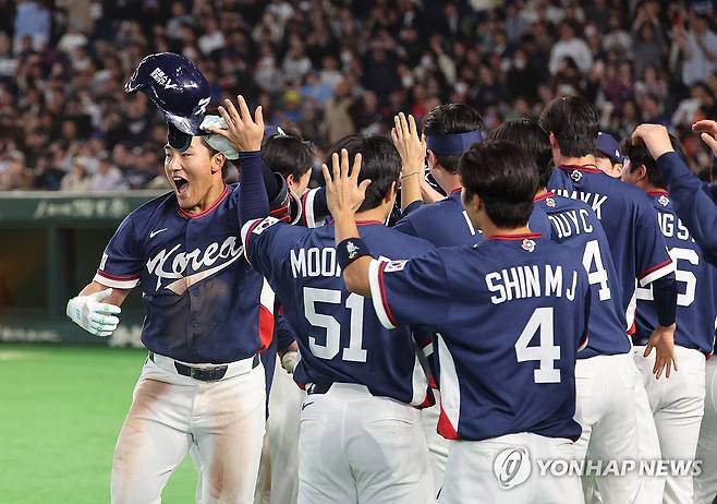 한국은 지금 축제 (도쿄=연합뉴스) 임화영 기자 = 9일 일본 도쿄돔에서 열린 2026 월드베이스볼클래식(WBC) C조 조별리그 최종전 대한민국과 호주의 경기.
    9회초 1사 3루 한국 안현민이 희생 플라이 아웃으로 3루 주자 박해민이 홈인하자 동료들과 기뻐하고 있다. 2026.3.9 hwayoung7@yna.co.kr