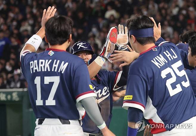 질주하는 한국 (도쿄=연합뉴스) 임화영 기자 = 9일 일본 도쿄돔에서 열린 2026 월드베이스볼클래식(WBC) C조 조별리그 최종전 대한민국과 호주의 경기.
    5회초 2사 한국 문보경의 1타점 적시타 때 홈인한 안현민이 자축하고 있다. 2026.3.9 hwayoung7@yna.co.kr